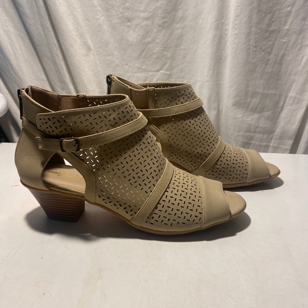Easy street tan cutout ankle booties 2” block heels size 10 NWT - Picture 1 of 6